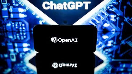 Toulouse, le 23 janvier 2023. Un  écran montrant les logos de OpenAI et de ChatGPT. ChatGPT est un nouvel outil informatique de l'intelligence artificielle, un robot conversationnel développé par Open AI. (LIONEL BONAVENTURE / AFP)