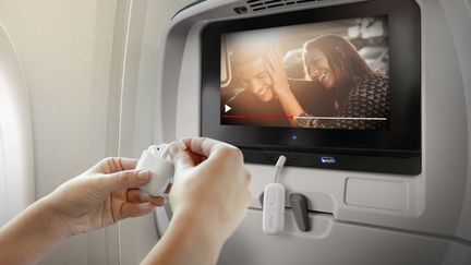 AirFly Pro : ce petit boitier blanc émet et reçoit le son via Bluetooth et se branche, par exemple, sur la sortie casque dans l'avion&nbsp;pour suivre le film avec ses écouteurs sans fil. (TWELVE SOUTH)