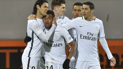 Le jeune milieu de terrain du PSG, Christopher Nkunku, félicité par ses coéquipiers. (LOIC VENANCE / AFP)