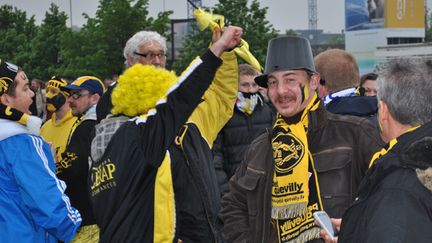 Des supporteurs de Quevilly, aux abords du Stade de France