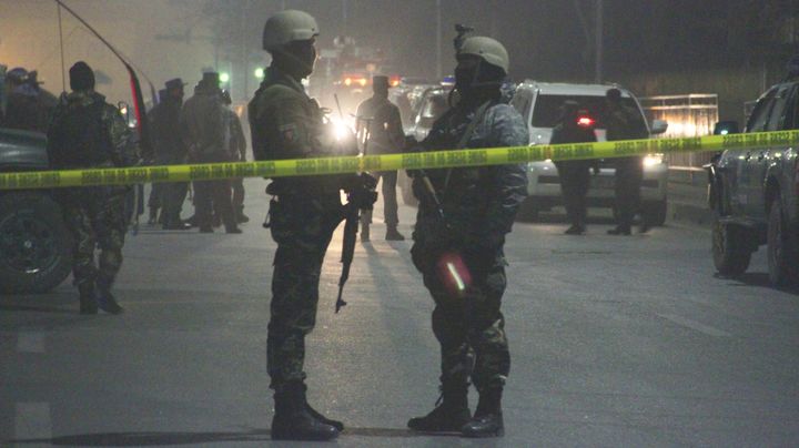 Des membres des forces de s&eacute;curit&eacute; afghanes en face du lyc&eacute;e fran&ccedil;ais Esteqlal de Kaboul (Afghanistan), le 11 d&eacute;cembre 2014. (HAROON SABAWOON / ANADOLU AGENCY / AFP)