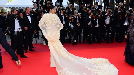 L'actrice bollywoodienne Sonam Kapoor sur le tapis rouge avant la projectuion du film "Loving" à Cannes, le 16 mai 2016. (JACKY GODARD / AFP)