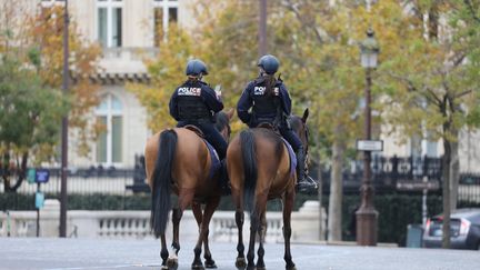 Deux policier à cheval sur les Champs Élysées, à Paris, le 8 novembre 2020. Photo d'illustration. (ARNAUD JOURNOIS / MAXPPP)