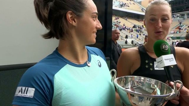 Caroline Garcia et Kristina Mladenovic réagissent à leur deuxième sacre à Roland-Garros, six ans après le premier. Les Françaises s'expriment sur l'invitation qu'elles ont reçu pour le tournoi, l'ambiance exceptionnelle pendant la finale et la joie de revivre ce moment ensemble.