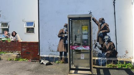 Le graffiti "Spy Booth" de Banksy à&nbsp;Cheltenham (Angletrerre), le 13 avril 2014. (MAXPPP)