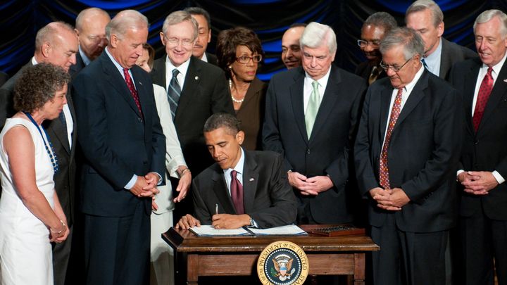 La signature par Barack Obama de la loi de r&eacute;forme financi&egrave;re&nbsp;Dodd-Frank, le 21 juillet 2010 &agrave; Washington (Etats-Unis). (ROD LAMKEY JR / AFP)