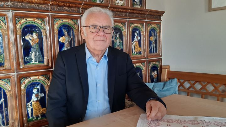 Hubert Gschwendtner, l'ancien maire de Marktl. (SEBASTIEN BAER / RADIO FRANCE)