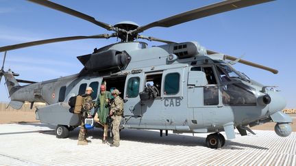 Deux soldats des forces sp&eacute;ciales fran&ccedil;aises le 6 avril 2015 au Mali. (ECPAD / AFP)