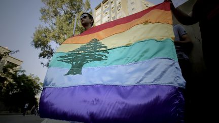 Un drapeau de la Gay Pride lors d'une manifestation homophobe à Beyrouth, en avril 2013. (JOSEPH EID / AFP)