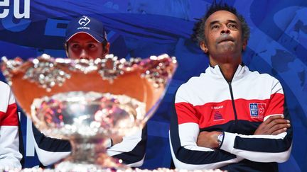 Le capitaine des Bleus Yannick Noah dans ses pensées (PHILIPPE HUGUEN / AFP)