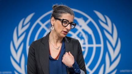 La rapporteuse spéciale l'ONU sur les territoires palestiniens occupés, Francesca Albanese, lors d'une conférence de presse à Genève (Suisse), le 27 mars 2024. (FABRICE COFFRINI / AFP)