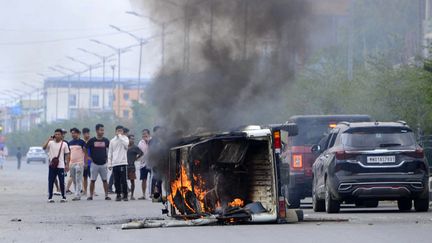 Une voiture brûlée, à Imphal, la capitale de l'État indien de Manipur, le 4 mai 2023. (AFP)