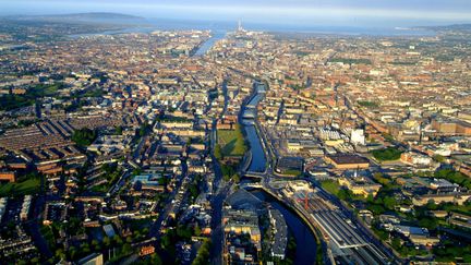 &nbsp; (Vue aérienne de Dublin; au milieu coule la Liffey © DR)