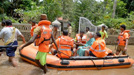 Des secouristes interviennent à Annamanada,&nbsp;dans l'Etat du Kerala (Inde), le 19 août 2018. (MANJUNATH KIRAN / AFP)