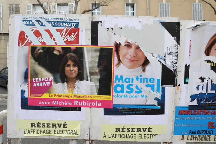 Des affiches à l'effigie des candidates du Printemps marseillais, Michèle Rubirola, et des Républicains, Marine Vassal, pour les élections municipales à Marseille, le 24 janvier 2020. (MAXPPP)