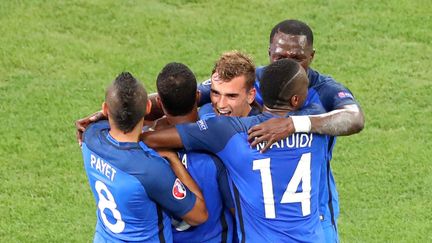 &nbsp; (Antoine Griezmann, félicité par les Bleus. Ses deux buts face à l'Allemagne qualifient la France pour la finale. © Thibault Camus/AP/SIPA)