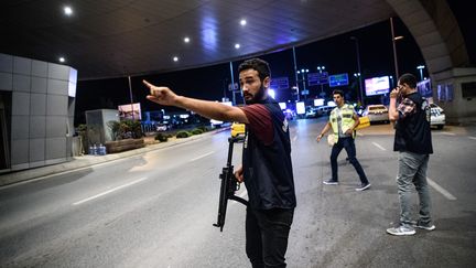 Un officier de police intervient à l'aéroport Atatürk après l'attentat du 28 juin 2016. (OZAN KOSE / AFP)