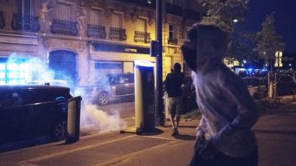 Samedi 12 juin 2021, Paris. Nouvelle soirée Projet X aux Invalides ce samedi. Le rassemblement interdit a rapidement été&nbsp;interrompu et les fêtards&nbsp;dispersés par la police&nbsp;à l'aide de gaz lacrymogènes. (FIORA GARENZI / HANS LUCAS / AFP)