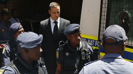 &nbsp; (Oscar Pistorius escorté après sa condamnation à cinq ans de prison © Reuters-Siphiwe Sibeko)