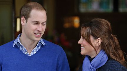 Le prince William et son &eacute;pouse Kate, &agrave; la sortie de l'h&ocirc;pital King Edward VII, &agrave; Londres (Royaume-Uni), le 6 d&eacute;cembre 2012. (ANDREW WINNING / REUTERS)