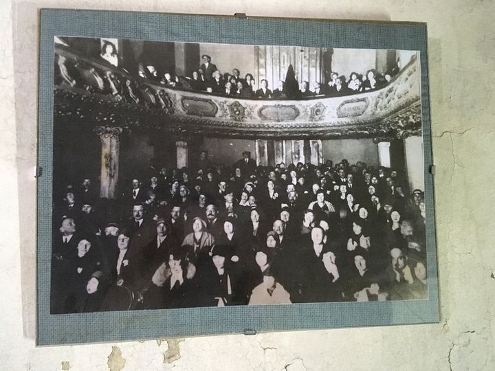 Du monde lors d'une représentation au théatre des "Bleus de Bar" construit en 1900. (FARIDA NOUAR / RADIO FRANCE)