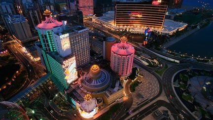 Les casinos locaux et étrangers à Macao.

En 2010, Macao devenue la capitale du jeu en Asie, réalise un chiffre d’affaires de 23,5 milliards de dollars, en hausse de 59% par rapport à 2009. Il est quatre fois supérieur à ceux de Las Vegas.

La même année, une étude publiée à l’occasion du Global Gaming Expo Asia annonçait qu’en 2012 l’Asie supplanterait les Etats-Unis dans le domaine des casinos. (REUTERS / Ho Dennis)