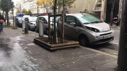 Une station Autolib, rue du Faubourg Saint-Martin, dans le 10e arrondissement de Paris. La buée sur le pare-brise signale un occupant. (RADIO FRANCE / XAVIER MEUNIER)