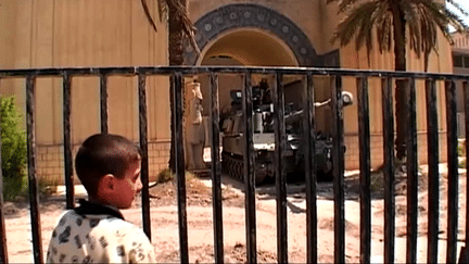 Un enfant irakien filmé par Abbas Fahdel devant le Musée National
 (Abbas Fahdel / capture d&#039;écran France 3 Culturebox)