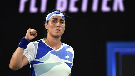 La Tunisienne Ons Jabeur s'est qualifiée pour le deuxième tour de l'Open d'Australie, le 17 janvier 2023, à Melbourne. (PAUL CROCK / AFP)