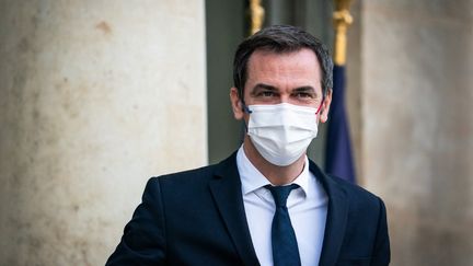 Le ministre de la Santé, Olivier Véran, le 24 novembre 2021 à l'Elysée. (XOSE BOUZAS / HANS LUCAS / AFP)