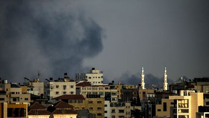 De la fumée s'échappe d'un secteur de la ville de Gaza, vendredi 20 juillet, après un bombardement israélien.&nbsp; (MAHMUD HAMS / AFP)