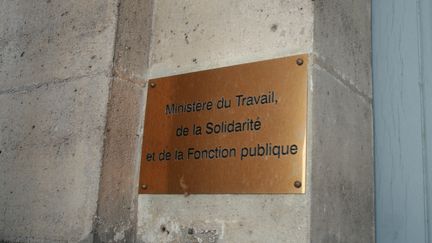 Plaque signalant l'entrée du ministère du Travail, à Paris. Photo d'illustration. (GRÉGOIRE LECALOT / FRANCE-INFO / RADIO FRANCE)