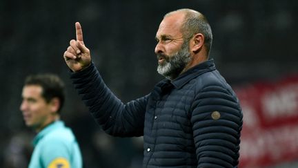 Pascal Dupraz devra&nbsp;sortir Saint-Etienne de sa mauvaise passe. Le club est dernier de la L1 avec trois points de retard sur le barragiste, Metz. (PASCAL PAVANI / AFP)