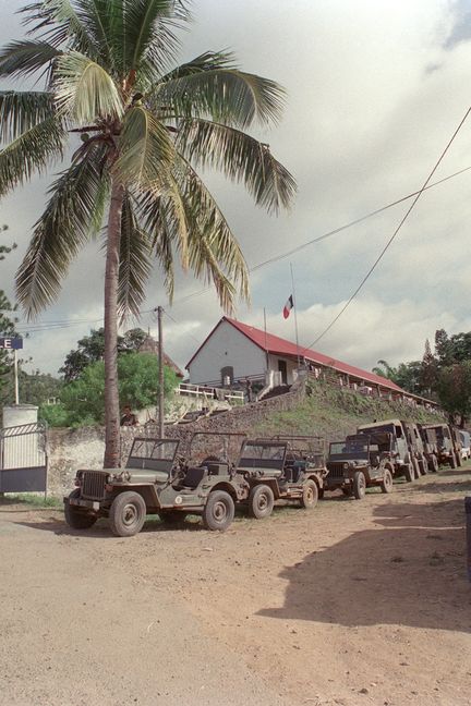 Des renforts sont positionnés, le 27 avril 1988, près de la gendarmerie de Canala où des civils se sont réfugiés, pendant la prise d'otages de la grotte d'Ouvéa. (REMY MOYEN / AFP)