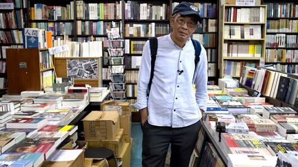 Le libraire&nbsp;et ex-éditeur chinois&nbsp;Lam Wing-kee&nbsp; en 2019 dans sa librairie de Tapei, capitale de Taïwan, où il s'est réfugié après les menaces d'extradictions annoncées par les autorités hong-kongaises. (SAM YEH / AFP)