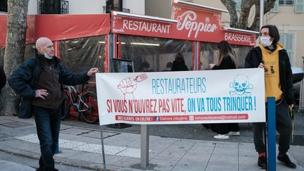 Le restaurant Le Poppies ouvre ses portes aux clients le 27 janvier 2021 à Nice (Alpes-Maritimes), malgré l'obligation de fermeture du fait de l'épidémie de Covid-19.&nbsp; (JEAN-BAPTISTE PREMAT / HANS LUCAS / AFP)