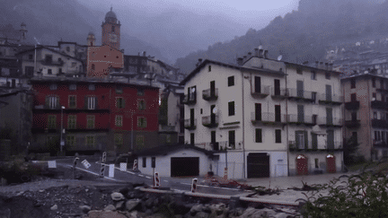 La commune de Tende (Alpes-Maritimes) n'a pas été épargnée par la tempête Aline, dans la nuit du jeudi 19 au vendredi 20 octobre. Un passage à gué a ainsi été submergé, et des évacuations préventives ont été décidées. (France 2)