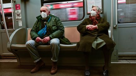 Des voyageurs dans le métro de Milan (Italie), le 4 janvier 2022. (MIGUEL MEDINA / AFP)