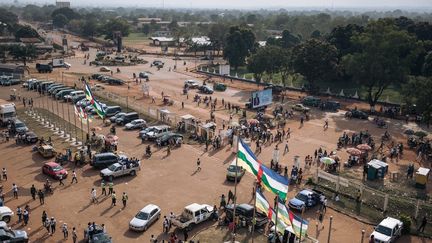 Des supporters&nbsp;arrivent pour assister à un rassemblement électoral organisé par le président de la République centrafricaine, au stade de Bangui, le 19 décembre 2020. (ALEXIS HUGUET / AFP)