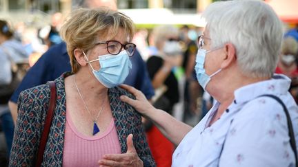 Marie-Guite Dufay (à gauche), la présidente socialiste du conseil régional de Bourgogne-Franche-Comté, à Lons-le-Saunier (Jura), le 3 juin 2021.&nbsp; (SEBASTIEN BOZON / AFP)