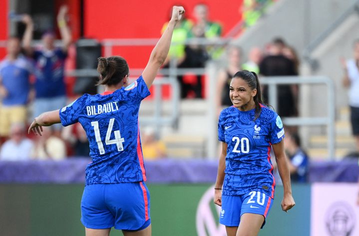 Delphine Cascarino et Charlotte Bilbault fêtent le troisième but français, le 10 juillet 2022, lors de l'Euro de football,&nbsp;à&nbsp;Rotherham (Royaume-Uni).&nbsp; (FRANCK FIFE / AFP)