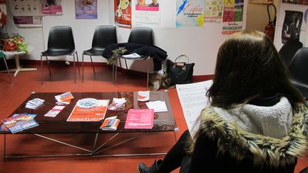 Pauline, 19 ans, attend sa consultation avec le m&eacute;decin du Planning pour qu'il lui renouvelle sa pilule. (TATIANA LISSITZKY / FRANCETV INFO )