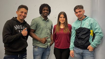 De gauche à droite : Slimane (20 ans), Zaïnoudine (21 ans), Aïcha (20 ans), Malik (18 ans), au centre social Le Nelumbo à Andrézieux-Bouthéon (Loire). (MANON MELLA / FRANCEINFO)