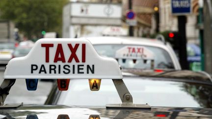 Des f&eacute;d&eacute;rations et syndicats de taxis ont lanc&eacute; des op&eacute;rations escargot, jeudi 10 janvier 2013, dans plusieurs grandes villes fran&ccedil;aises. (JACQUES DEMARTHON / AFP)