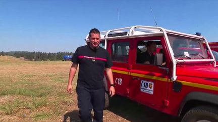 Cet été, les pompiers enchaînent les interventions, partout sur le territoire, où les renforts sont nécessaires.&nbsp;La barre historique des 50 000 hectares brûlés dans l'année sera, dans tous les cas, largement dépassée.&nbsp;Il commence à y avoir de l'épuisement et de la lassitude chez les soldats du feu. (FRANCE 2)