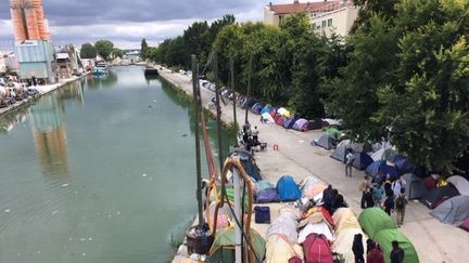 Entre 700 et 1&nbsp;200&nbsp;personnes vivent dans ce campement installé au bord du canal Saint-Denis dans des conditions d’hygiènes déplorables.&nbsp; (BENJAMIN MATHIEU / FRANCEINFO / RADIO FRANCE)