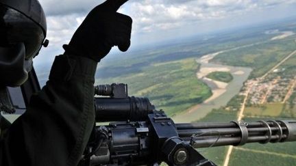 La police colombienne, appuyée par des hélicoptères, traque sur le terrain les trafiquants de drogue (25/01/2011). (AFP PHOTO/GUILLERMO LEGARIA)