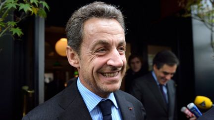 Nicolas Sarkozy &agrave; la sortie d'un d&eacute;jeuner avec l'ancien Premier ministre Fran&ccedil;ois Fillon, &agrave; Paris, le 24 octobre 2012.&nbsp; (ERIC FEFERBERG / AFP)