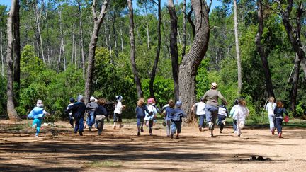 &nbsp; (Les animateurs organisent des activités pour distraire les enfants © Paty Wingrove/fotolia)