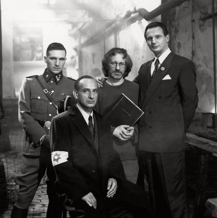 Steven Spielberg entouré (de gauche à droite) des acteurs Ralph Fiennes, Ben Kingsley et Liam Neeson sur le tournage de "La Liste de Schindler" en 1992, à Cracovie (Pologne). (UNIVERSAL PICTURES / AFP)